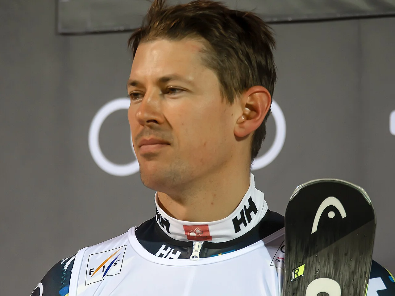 André Myhrer i landslagsdräkt med skidan i handen vid världscupen i alpint i Stockholm 2019