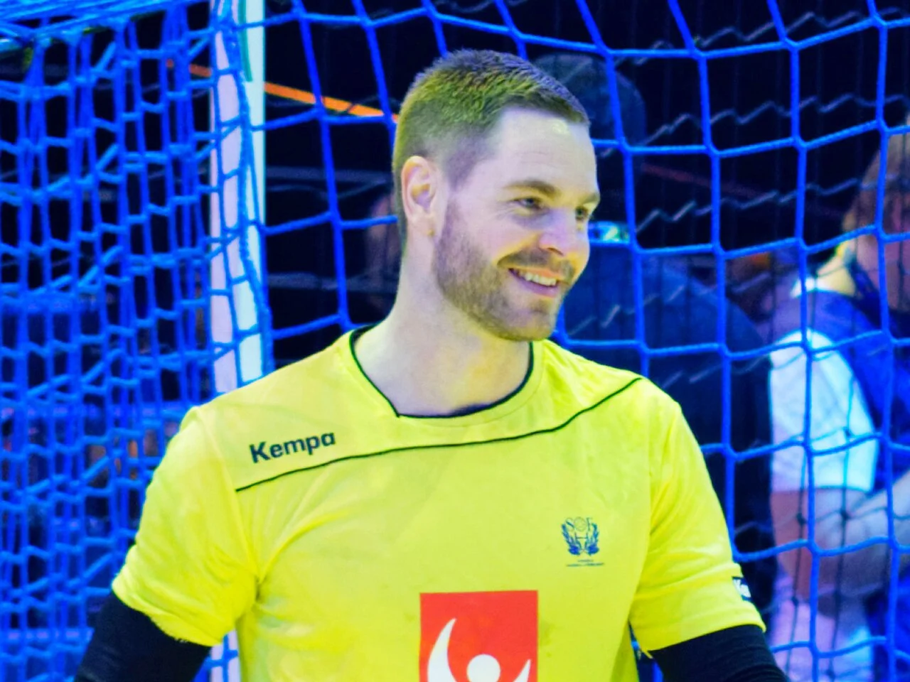 Andreas Palicka i gul landslagströja framför handbollsmålet