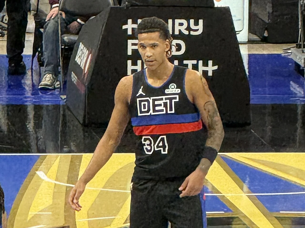 Bobi Klintman i Detroit Pistons matchtröja nummer 34 på plan under en NBA-match