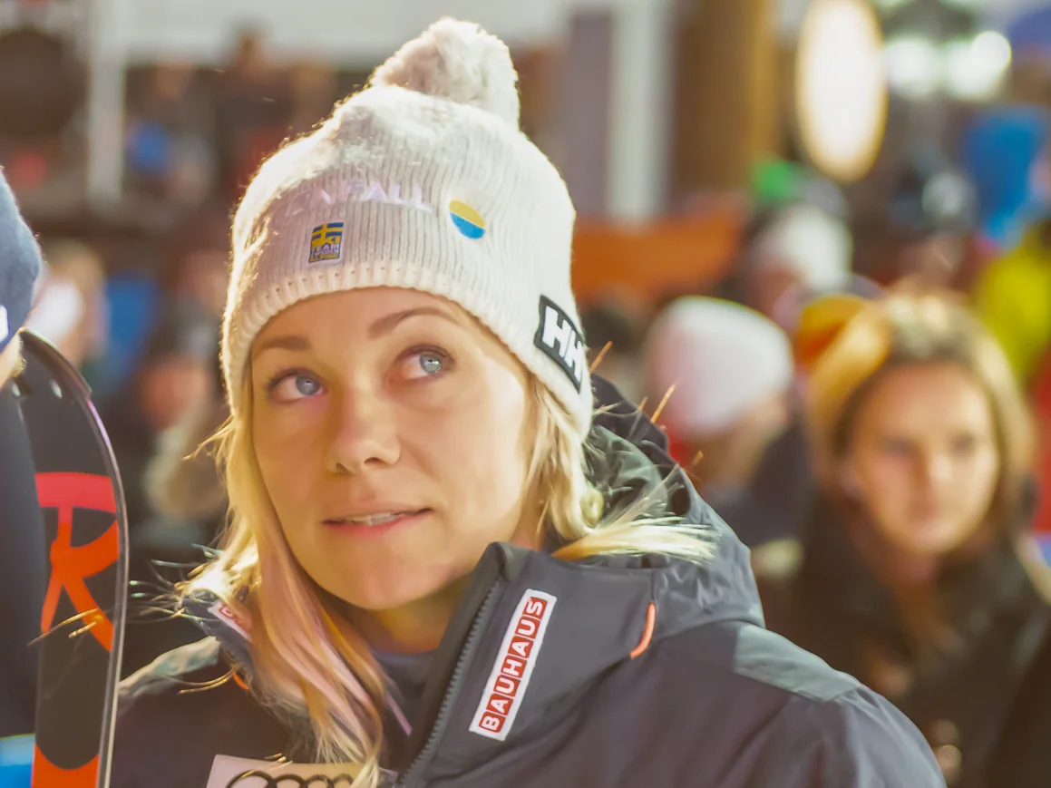 Frida Hansdotter i vit mössa med svensk flagga vid världscupen i Stockholm 2019