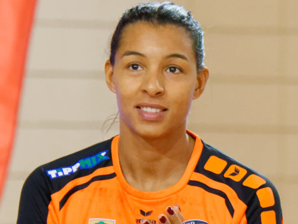 Jamina Roberts i orange matchtröja under uppvärmning