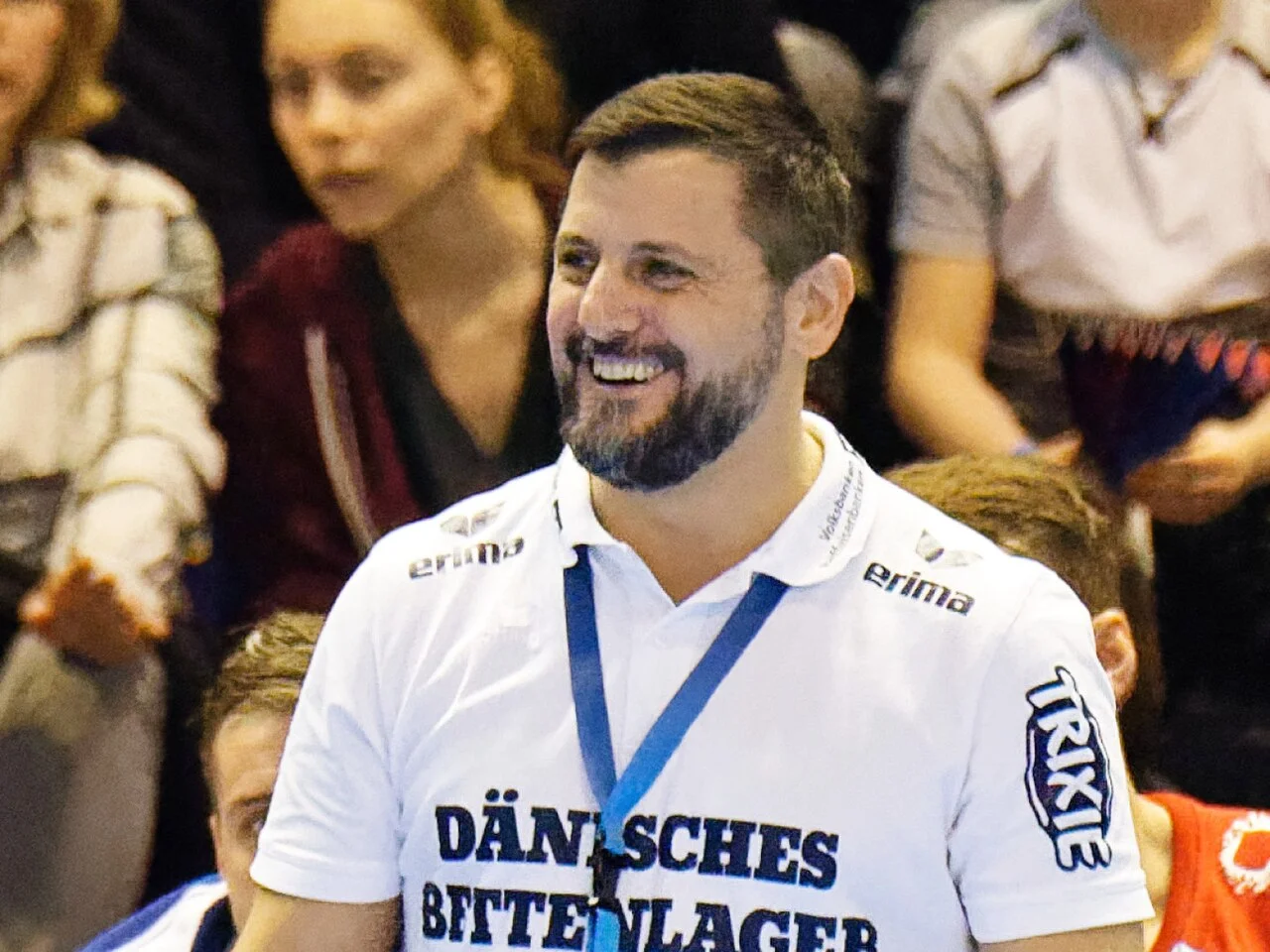 Ljubomir Vranjes ler vid sidlinjen i vit Flensburg-tröja