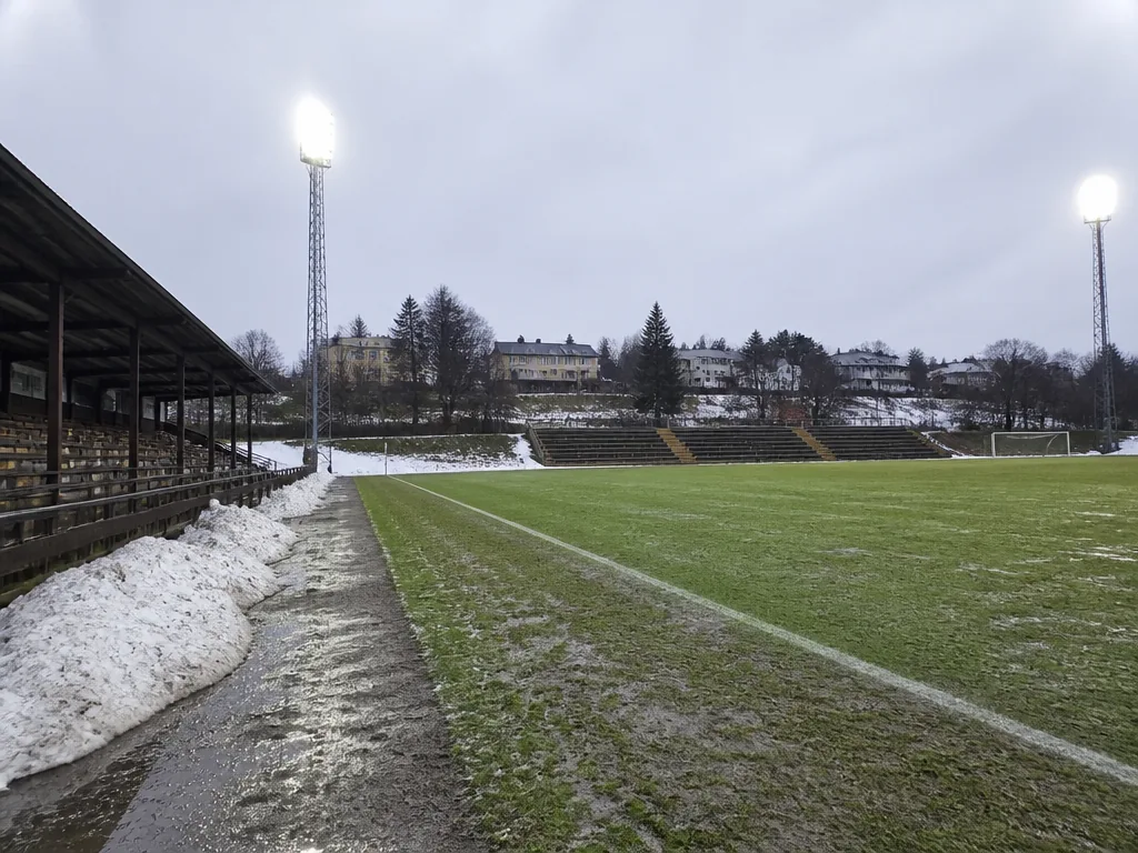 Tom fotbollsarena med belysning tänd inför en cupmatch på vintern